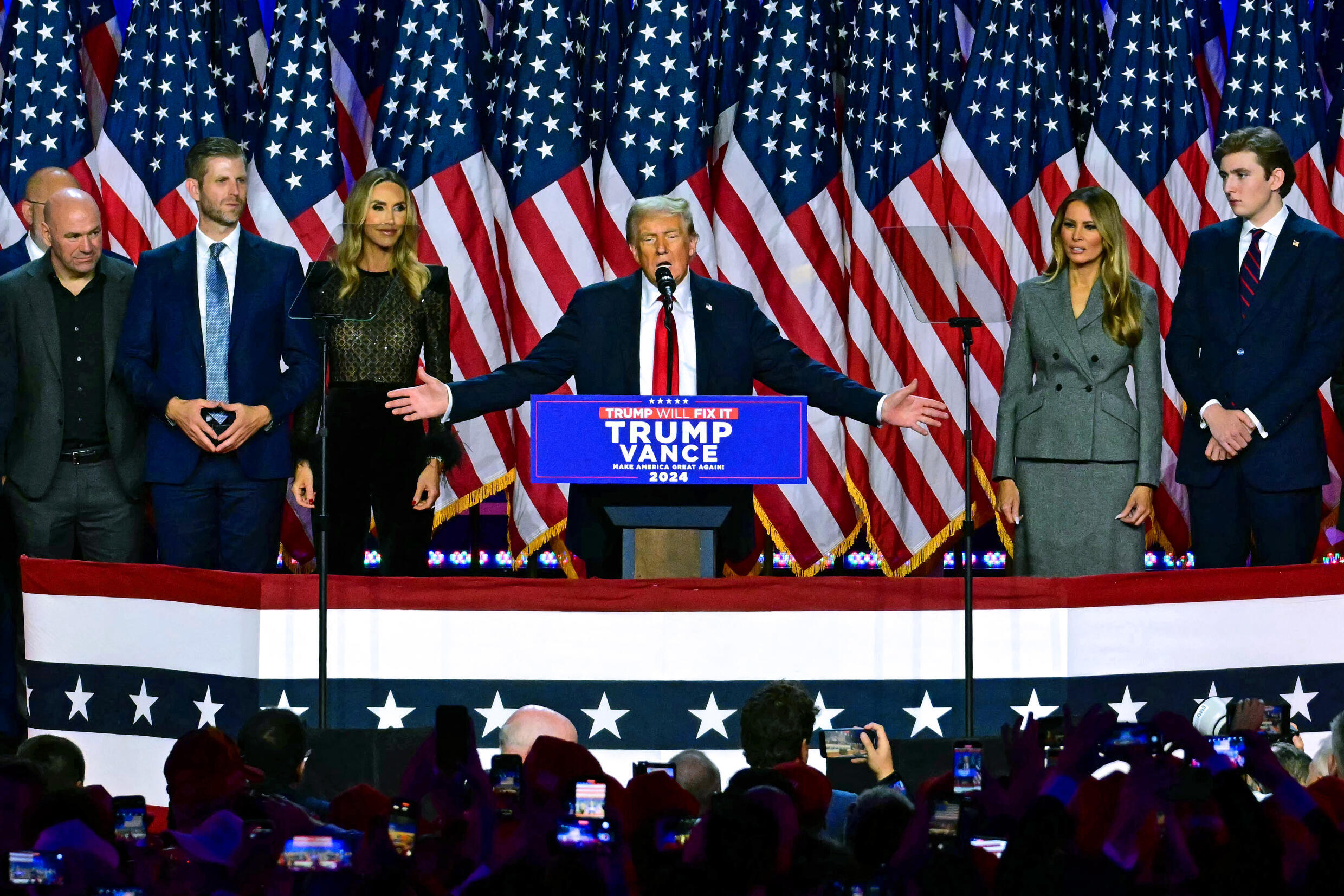 Donald Trump s'exprime lors d'une soirée électorale au West Palm Beach Convention Center à West Palm Beach, en Floride, le 6 novembre 2024.