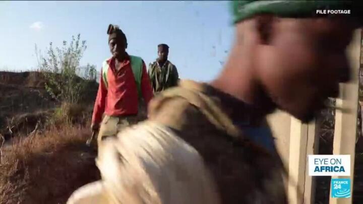 South Africa: volunteers bring aid to illegal miners holed-up underground