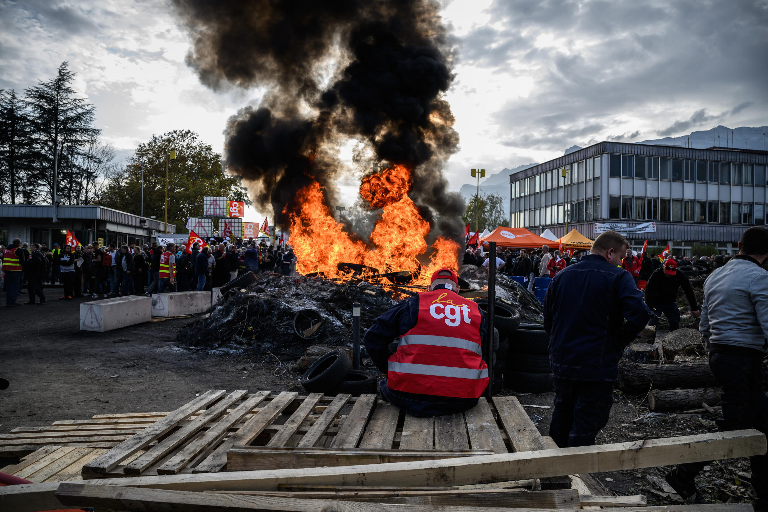 Des employés en grève de l'usine chimique Vencorex à Pont-de-Claix, en Isère, le 7 novembre 2024.