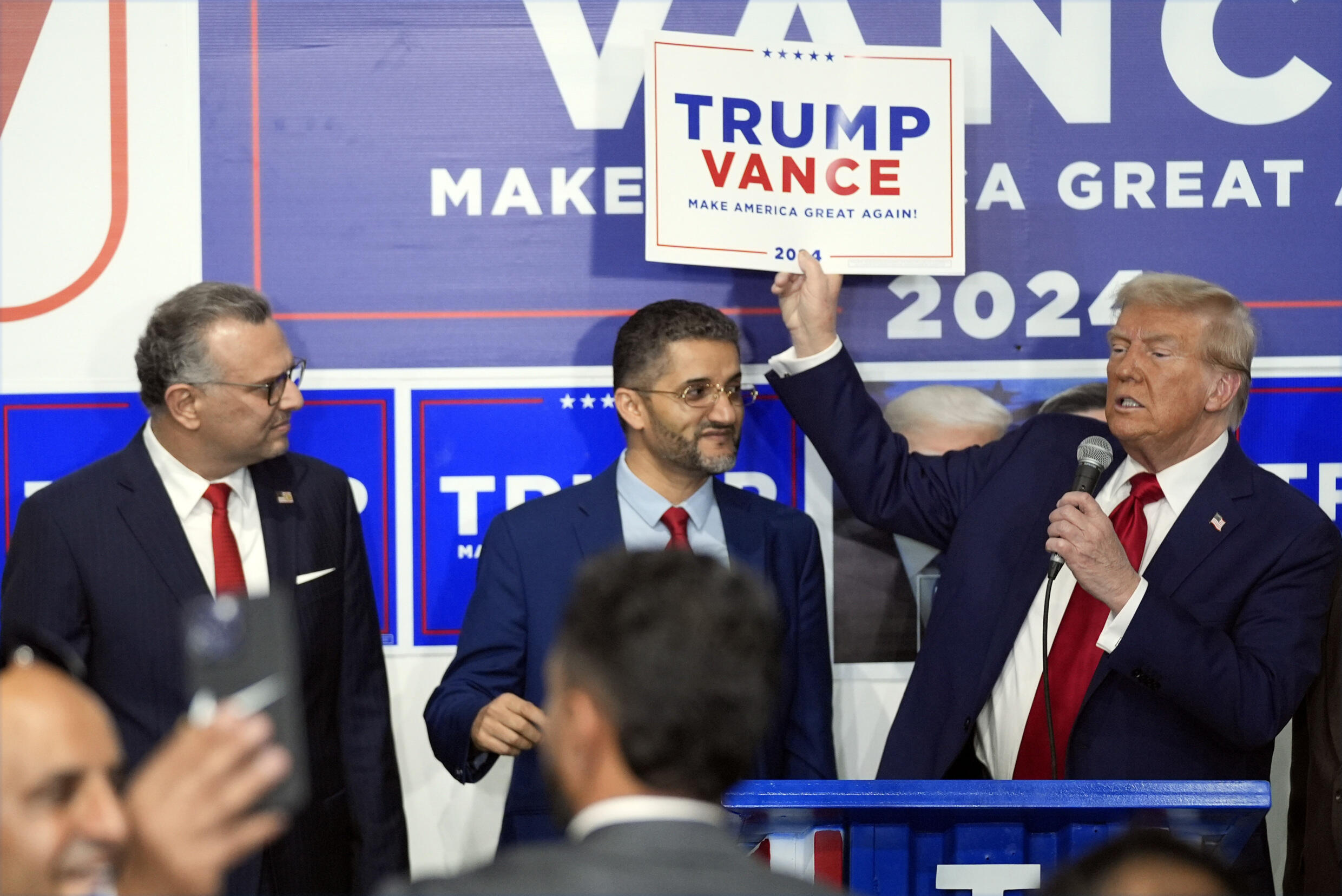 Donald Trump, alors candidat républicain à la présidentielle américaine, le maire de Hamtramck, Amer Ghalib (centre) et Massad Boulos (gauche), le 18 octobre 2024, à Hamtramck, dans le Michigan.