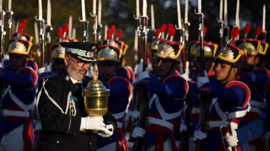 El jefe de la policía municiapl de Oporto, Portugal, Antonio Leitao da Silva (I), carga la urna con el corazón de Pedro I, primer emperador de Brasil, durante una ceremonia presidida por el mandatario brasileño Jair Bolsonaro, en el palacio Planalto en Brasilia, el 23 de agosto de 2022