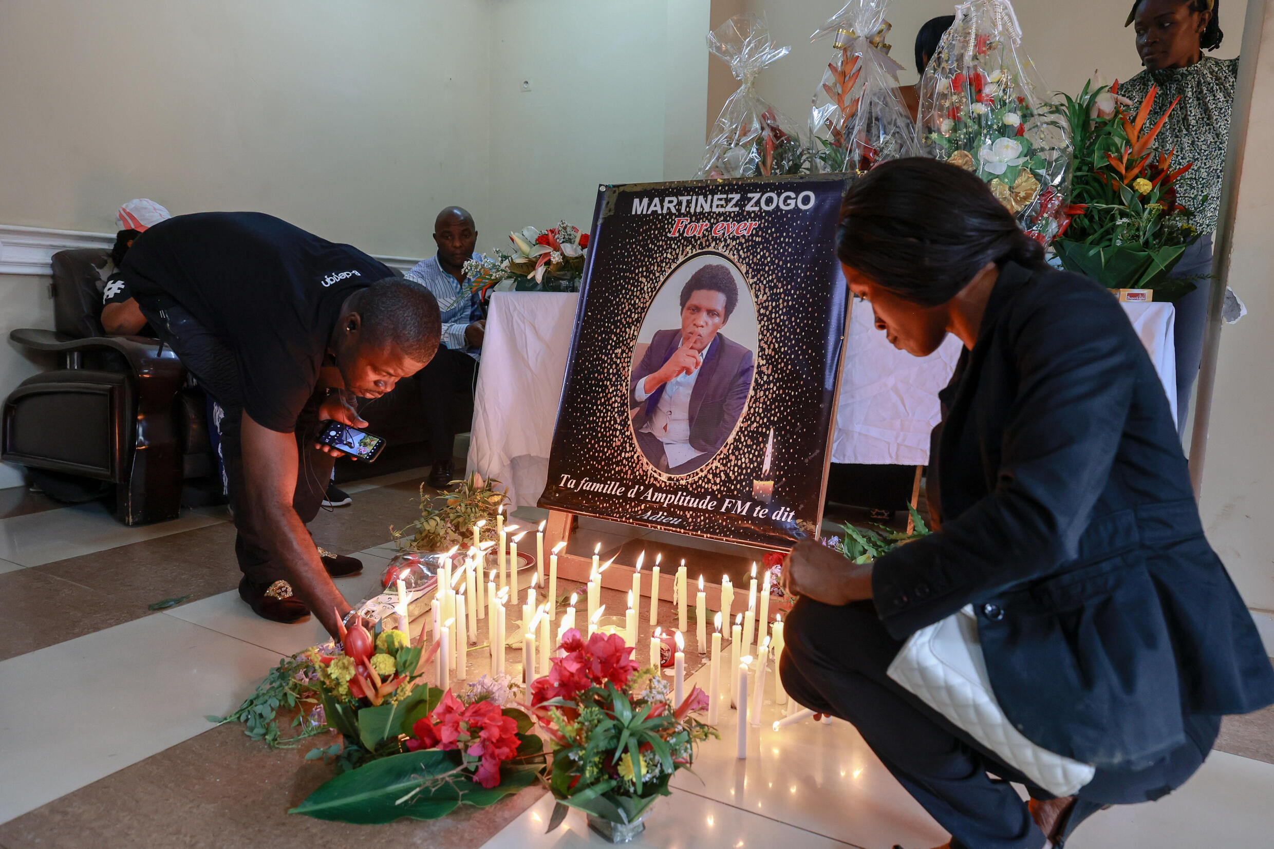 Hommage au journaliste camerounais assassiné Martinez Zogo, dans le bâtiment de la radio Amplitude FM pour laquelle il travaillait, à Yaounde le 23 janvier 2023