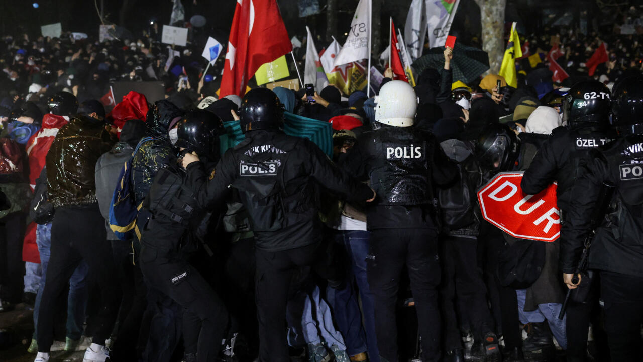 Turquía: más de 1.100 detenidos en las protestas contra arresto de Imamoglu,  incluidos periodistas