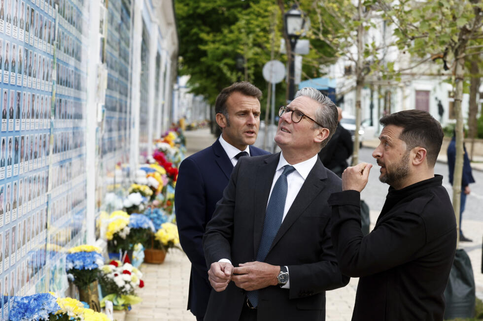 Emmanuel Macron, Keir Starmer y Volodímir Zelenski conversan durante un homenaje a los civiles y militares muertos durante la guerra en Ucrania. Kiev, 10 de mayo de 2025