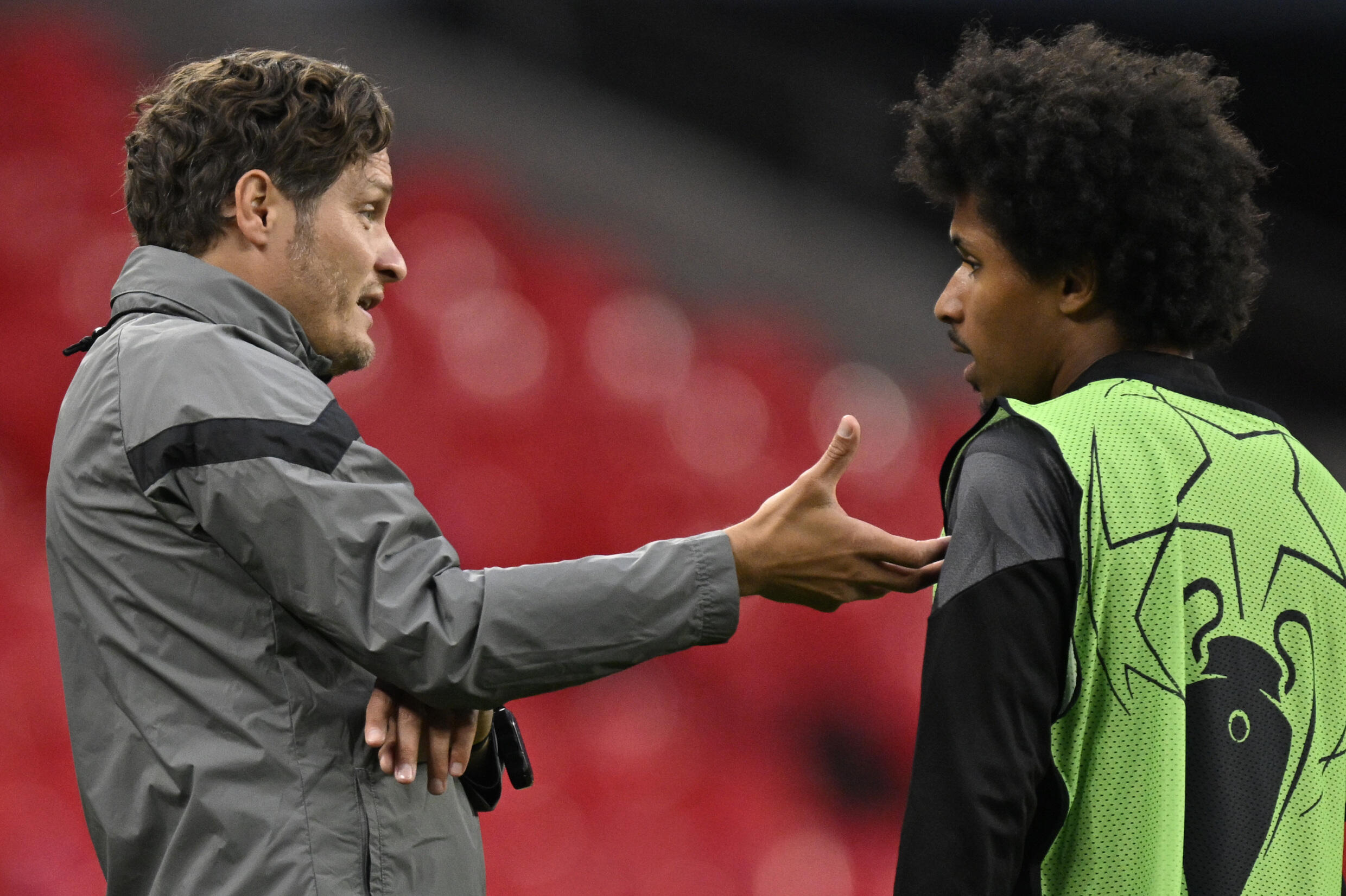 L'entraîneur de Dortmund Edin Terzic parle à son attaquant Karim Adeyemi lors d'un entraînement à Wembley, le 31 mai 2024 à Londres.