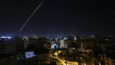 Μια μακρά έκθεση δείχνει ένα φωτεινό ίχνος από ένα βλήμα που εκτοξεύτηκε από την πόλη της Γάζας, καθώς το Ισραήλ εξαπέλυσε αεροπορικές επιδρομές στον παλαιστινιακό θύλακα νωρίς στις 27 Ιανουαρίου 2023.