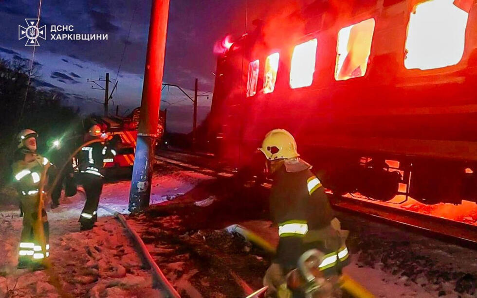 Des pompiers tentent d'éteindre un feu après qu'un drone russe a frappé un train dans la région de Kharkiv, le 27 janvier 2026.
