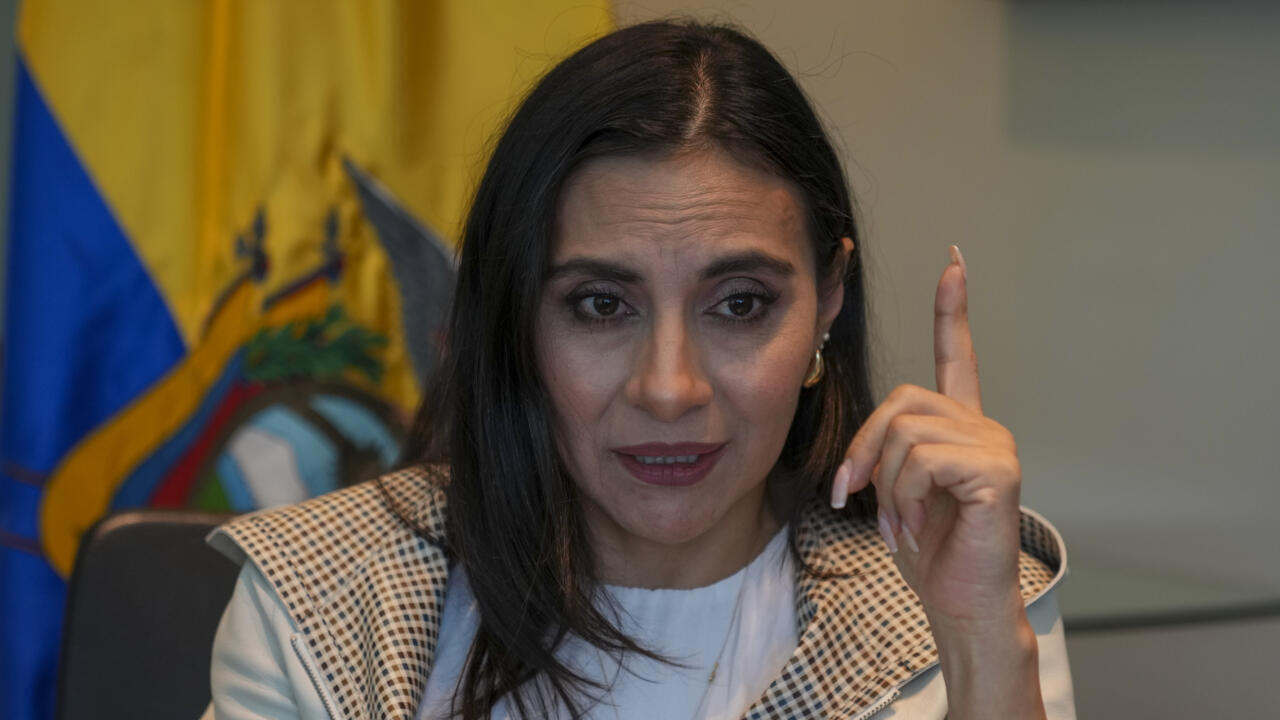 La suspendida vicepresidenta de Ecuador, Verónica Abad, habla durante una entrevista en Quito, Ecuador, el viernes 22 de noviembre de 2024.