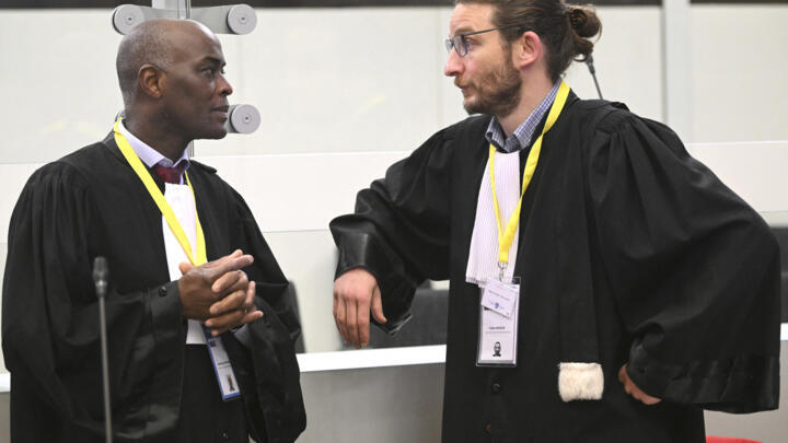 المحامية جابي أنجي ميندانا تتحدث مع المحامي نيكولاس كوهين في قاعة المحكمة في مبنى جوستيتيا في بروكسل يوم 30 نوفمبر 2022، قبل محاكمة الجهاديين التسعة المتهمين بالمشاركة بالتفجيرات الانتحارية في مارس 2016.