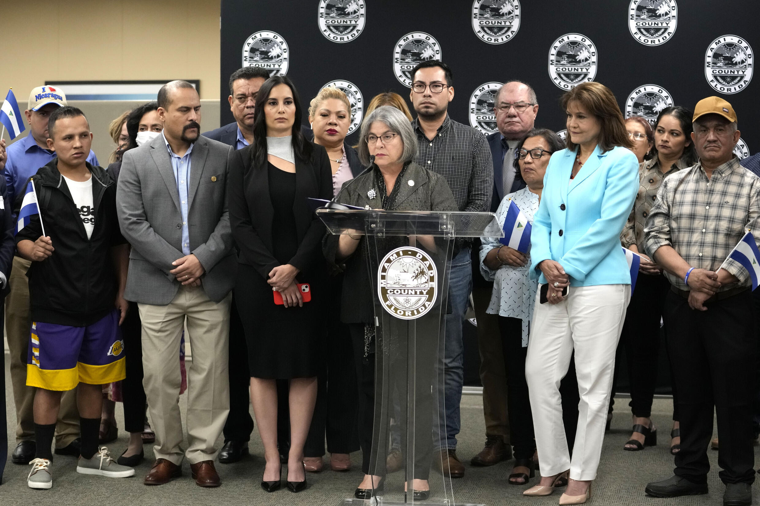 La alcaldesa del condado de Miami-Dade, Daniella Levine Cava, en el centro, junto a funcionarios y presos políticos de Nicaragua recientemente liberados durante una conferencia de prensa, el miércoles 15 de febrero de 2023, en Miami.