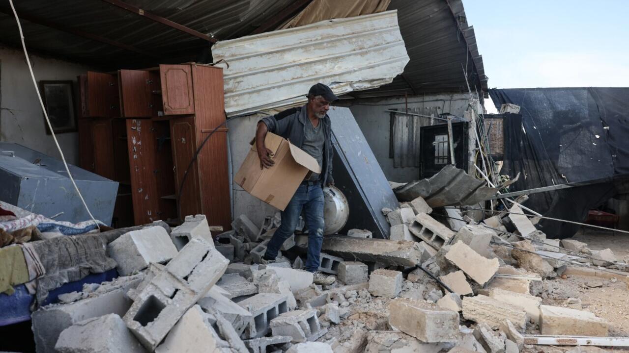 مستوطنون مسلحون يهدمون 15 منزلا في الضفة الغربية ويشردون عائلات فلسطينية