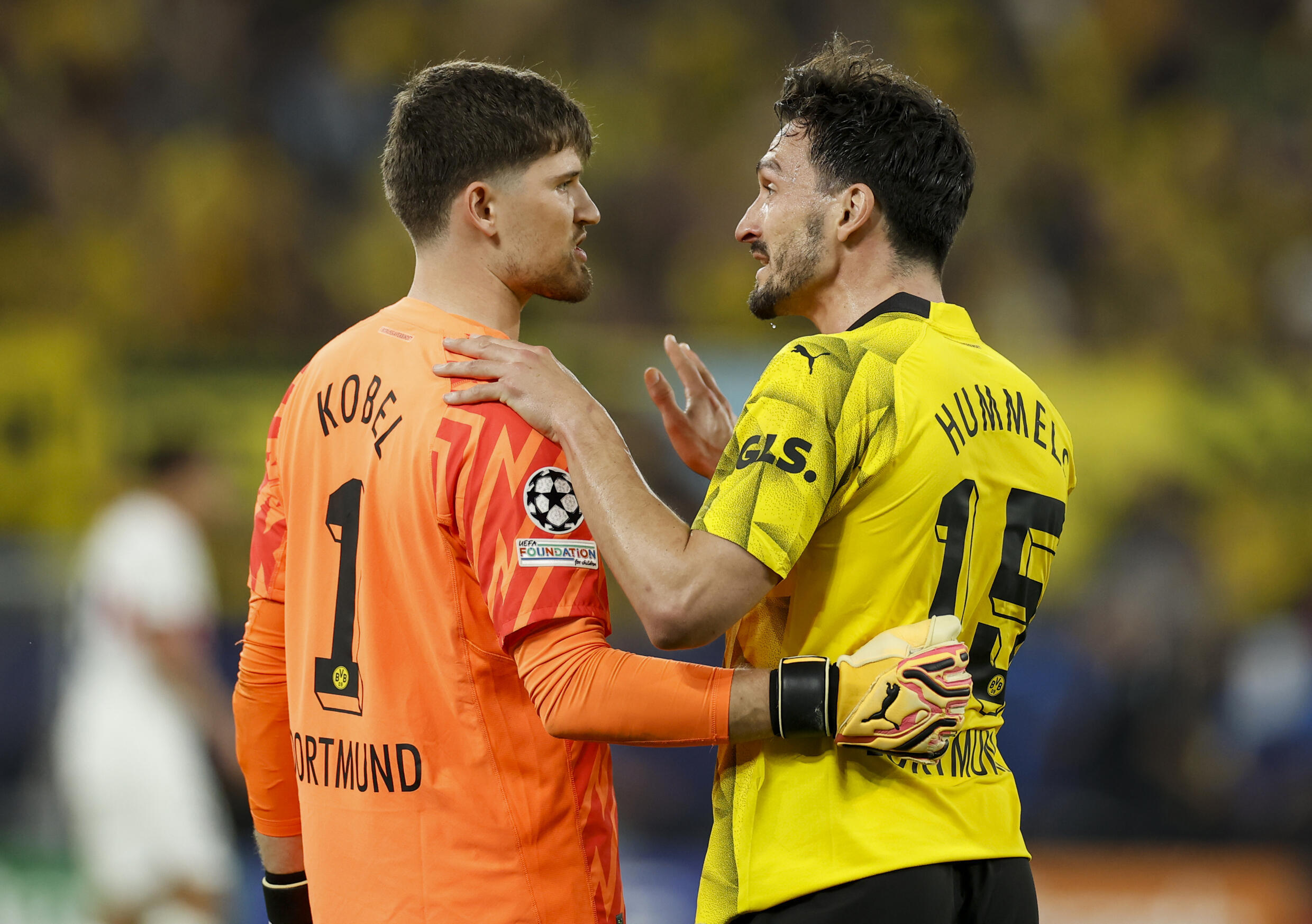 Le gardien de but de Dortmund Gregor Kobel et son défenseur Mats Hummels contre le PSG en demi-finale retour de C1, le 1er mai 2024 à Dortmund.