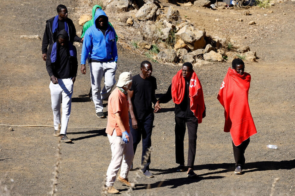 Un grupo de migrantes camina en el CATE (Centro de Acogida Temporal de Extranjeros) de San Andrés, en la isla de El Hierro (España), 28 de septiembre de 2024.