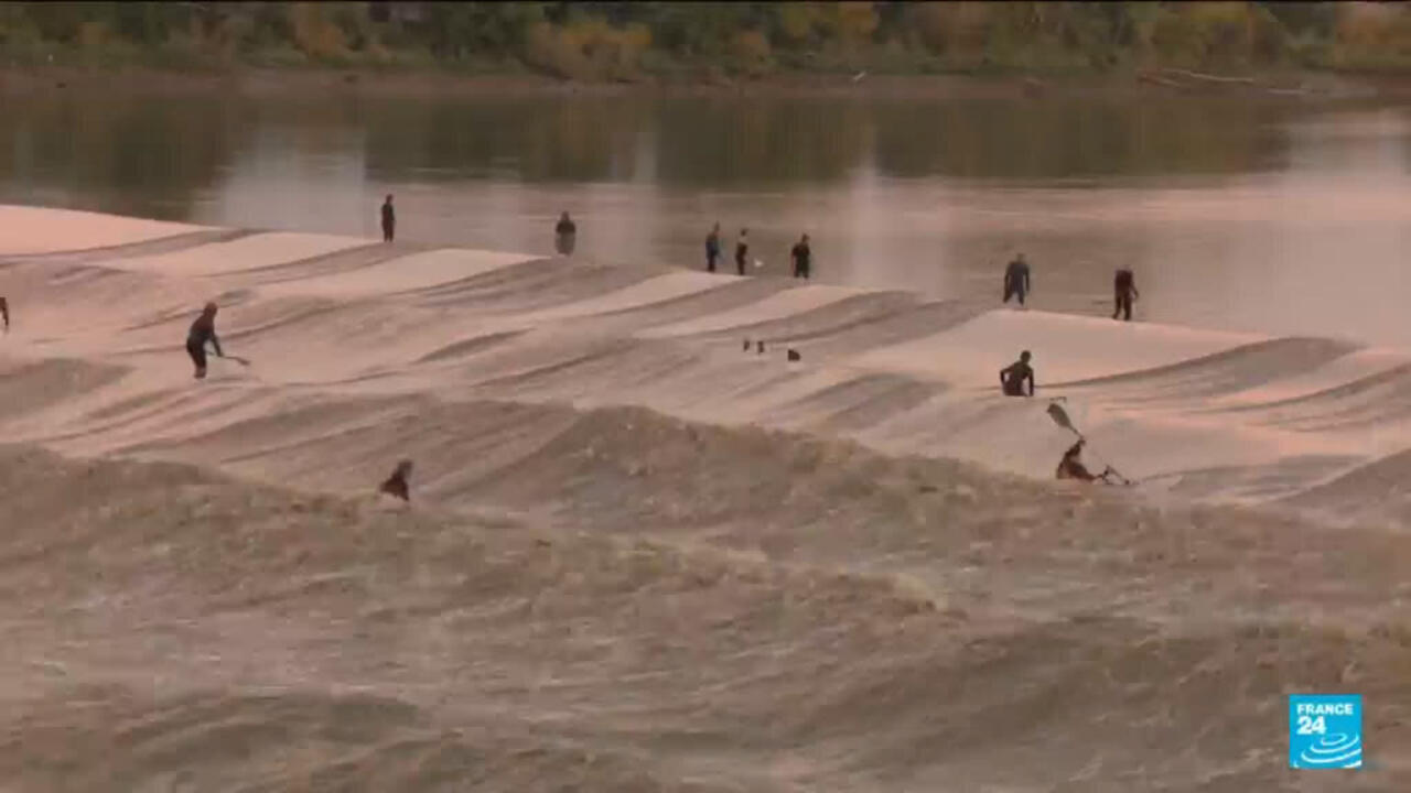 France: Les surfeurs de rivières sur la vague du Mascaret