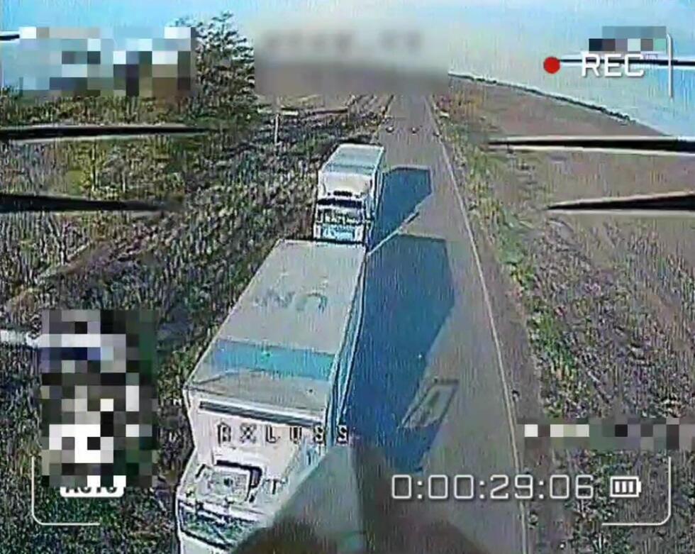 Sur cette capture d’écran de la vidéo partagée le 15 octobre par le blogueur russe Alex Zov sur Telegram, les lettres “UN” ainsi que la bande bleue sur le camion marquent l’appartenance des camions à l’ONU.