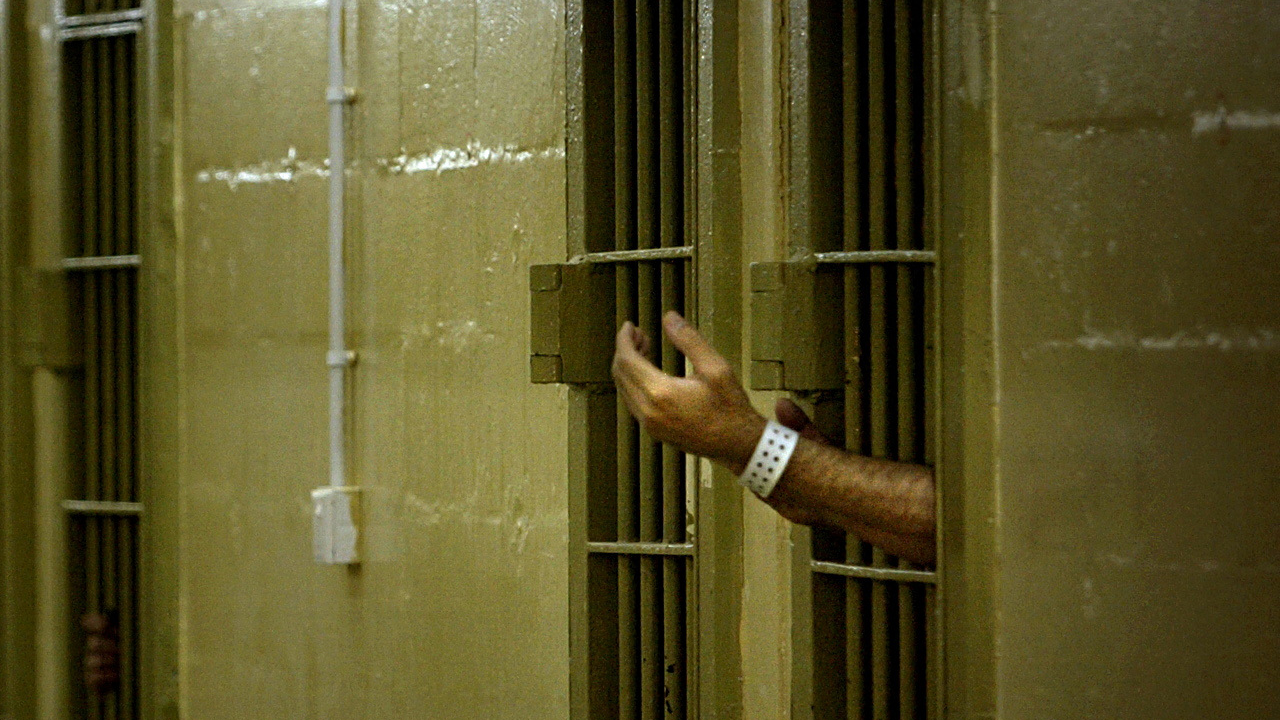 Un detenido iraquí gesticula hacia los soldados estadounidenses a través de los barrotes de su celda en la prisión de Abu Ghraib, a las afueras de Bagdad, Irak, 17 de mayo de 2004.