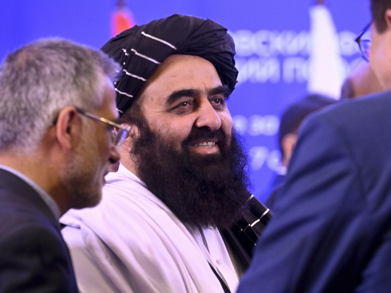 جانب من زيارة متقي إلى الهند (أ ف ب)