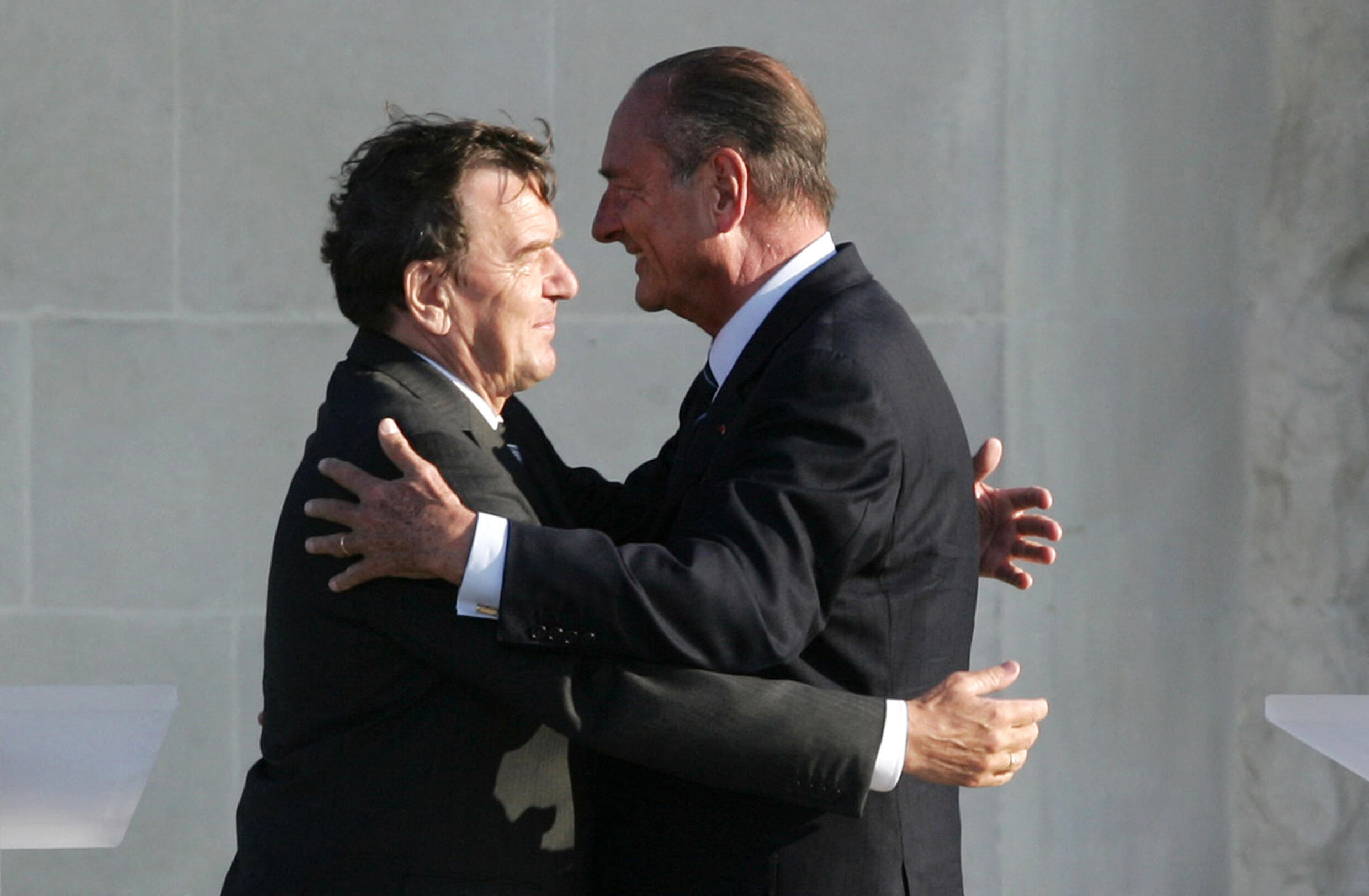 L'accolade entre le chancelier allemand  Gerhard Schröder et le président français Jacques Chirac, le 6 juin 2004, au mémorial de Caen.