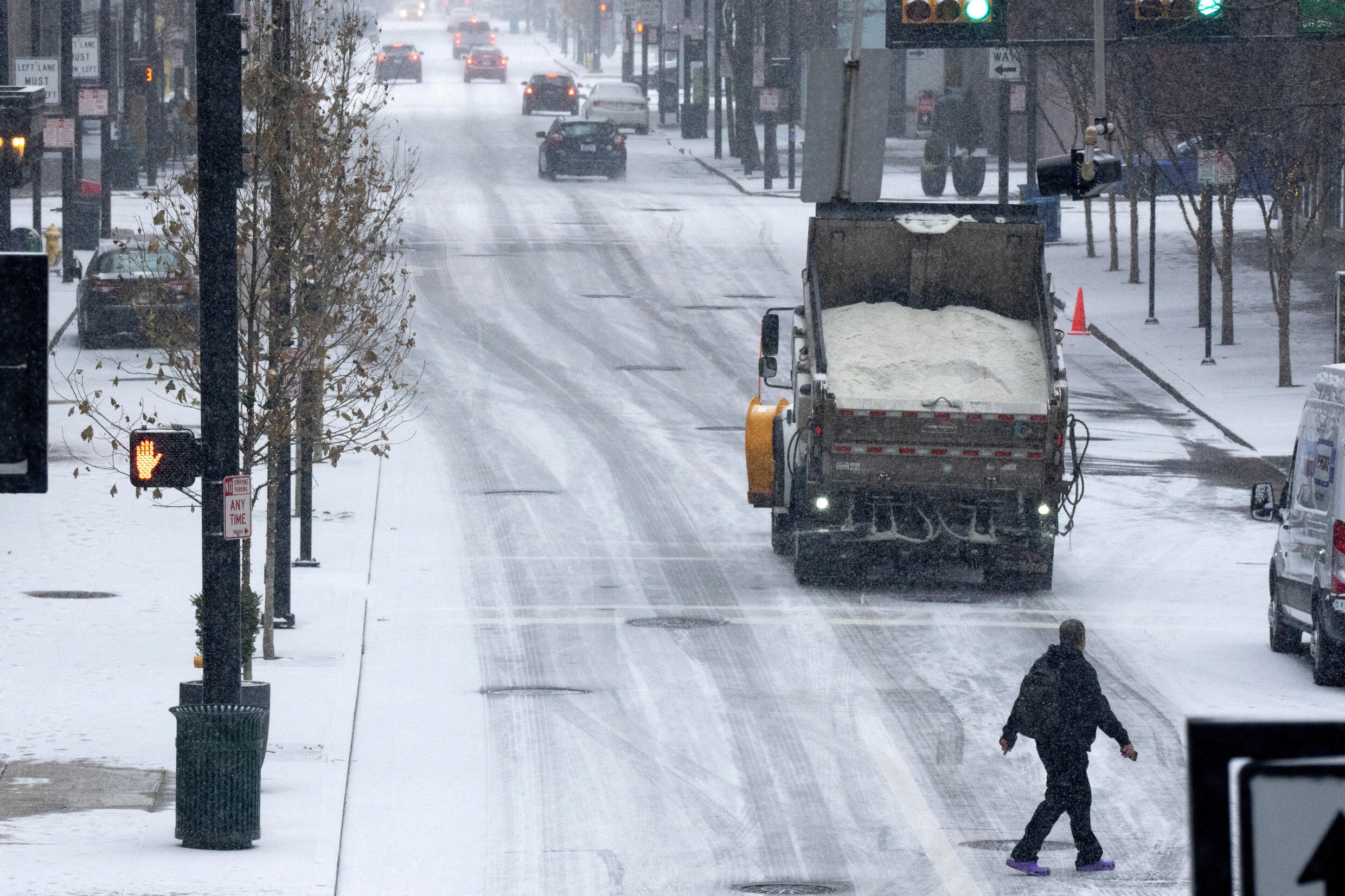 Un camión de sal avanza hacia el centro de la ciudad durante una tormenta de nieve en Cincinnati, Ohio, EE. UU., el 5 de enero de 2025.