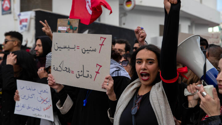 محتجون ضد أسلوب حكم الرئيس التونسي قيس سعيد، يطالبون بالإفراج عن السجناء السياسيين في العاصمة تونس، السبت 22 نوفمبر/تشرين الثاني 2025.