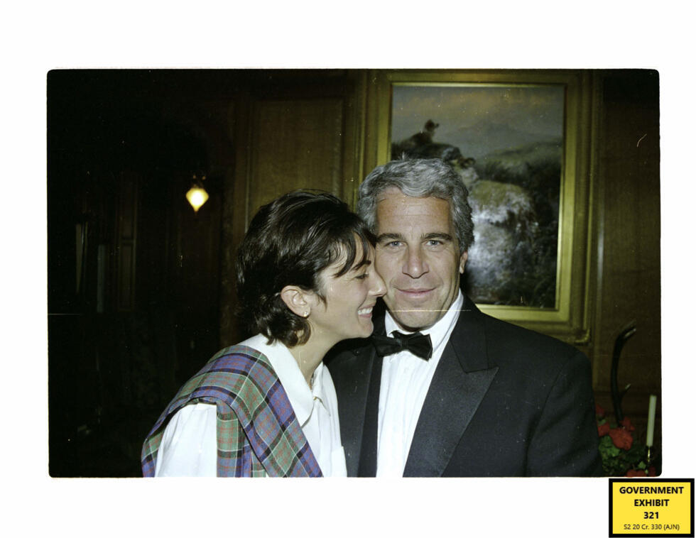 Image non-datée fournie par le tribunal fédéral du district sud de New York montrant l'ancienne mondaine Ghislaine Maxwell au côté du financier Jeffrey Epstein.