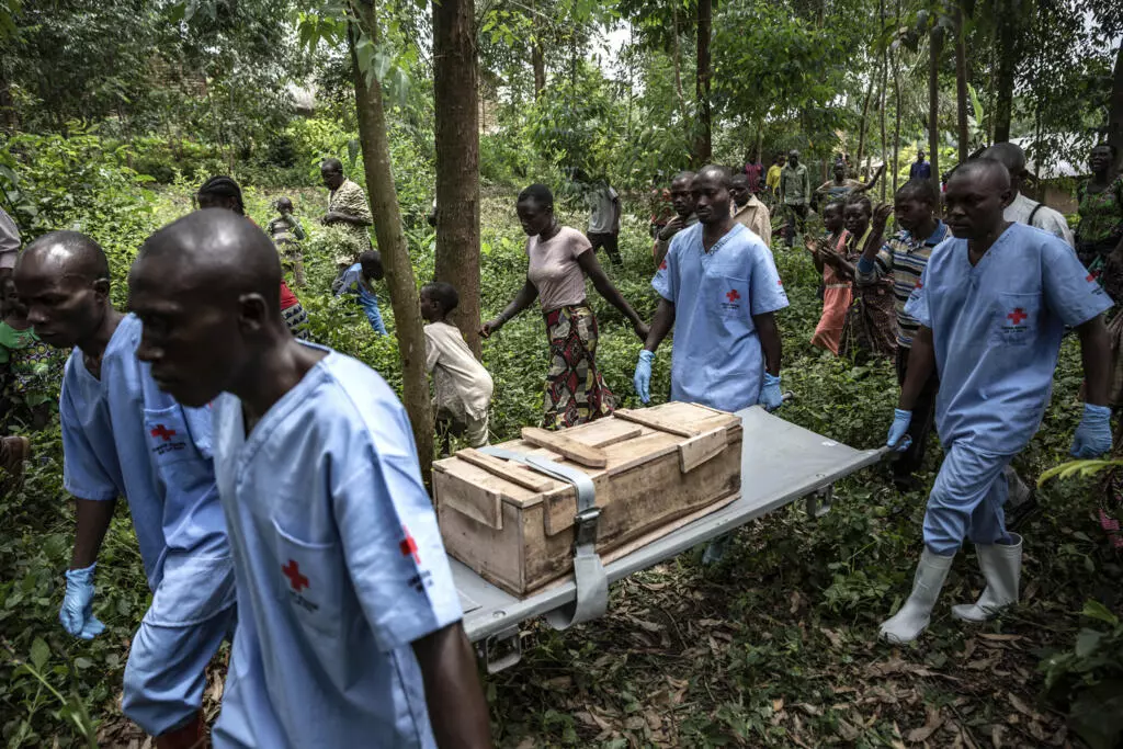 Des agents de la Croix Rouge enterrent le corps d'une enfant de 11 mois à Rutshuru, en RD Congo, décédée pendant l'épidémie d'Ebola, en février 2020.
