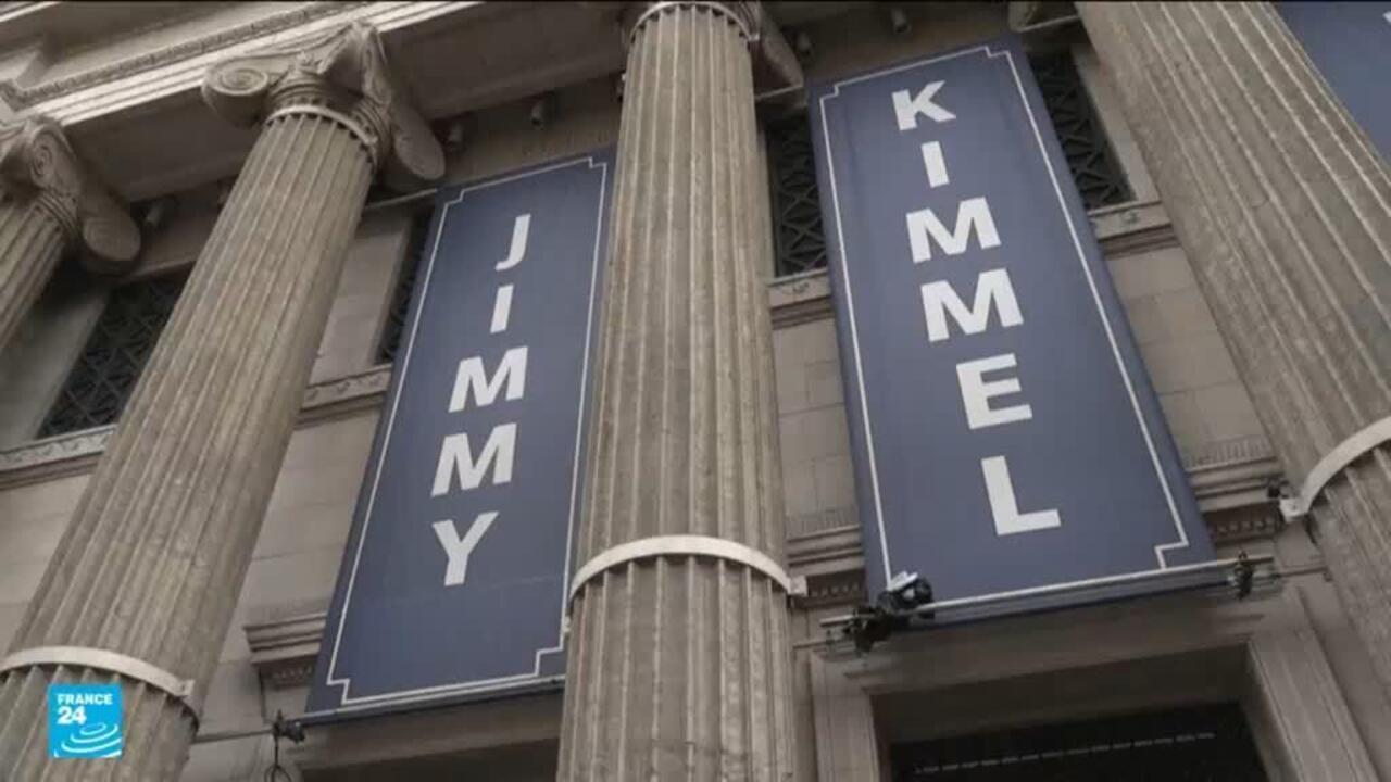 برنامج الكوميدي جيمي كيميل يعود للبث من جديد بعد أيام من الإيقاف