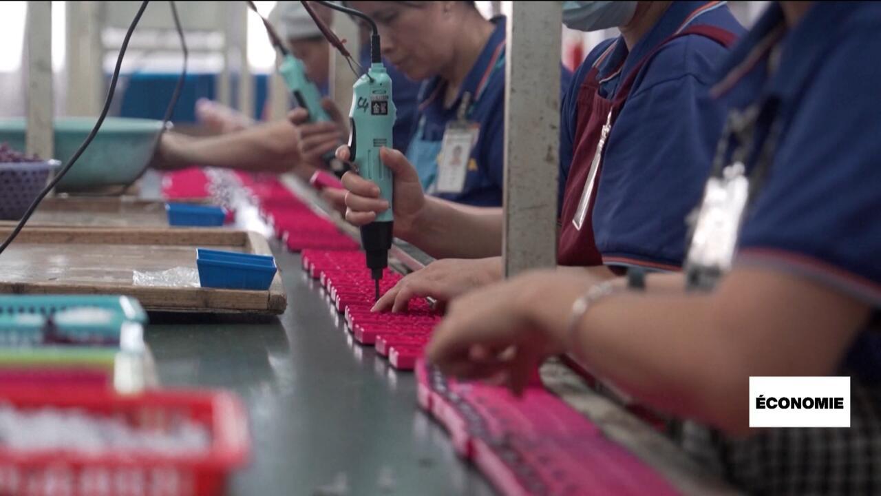 Il n'aura fallu que 48h de discussions à Genève pour enterrer la hache de guerre commerciale entre Pékin et Washington et parvenir à une pause de 90 jours, à compter du 14 mai. Les taxes américaines sur les importations chinoises passent de 145 % à 30 %, les surtaxes chinoises sur les importations américaines reculent, elles, de 125 % à 10 %. Mais dans ces semaines où les surtaxes étaient au plus haut des deux côtés du Pacifique, près de 600 milliards $ d'échanges bilatéraux ont été paralysés, affectant les chaînes d'approvisionnement et entraînant des licenciements.
