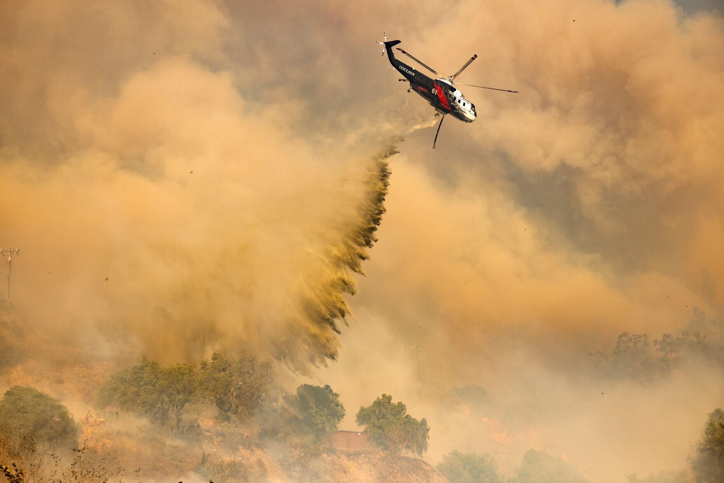 Un hélicoptère effectue un largage d'eau au-dessus du "Mountain Fire" à Camarillo, en Californie, mercredi 6 novembre 2024.