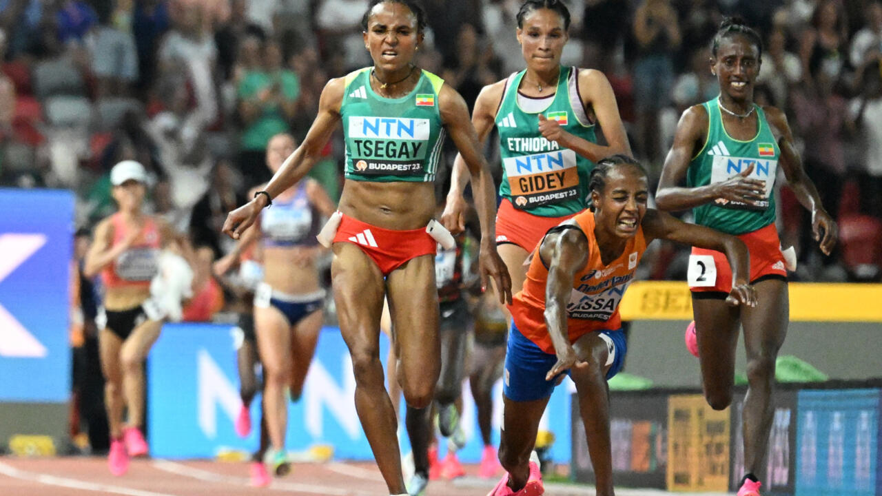Hassan fall hands Tsegay world 10,000m title