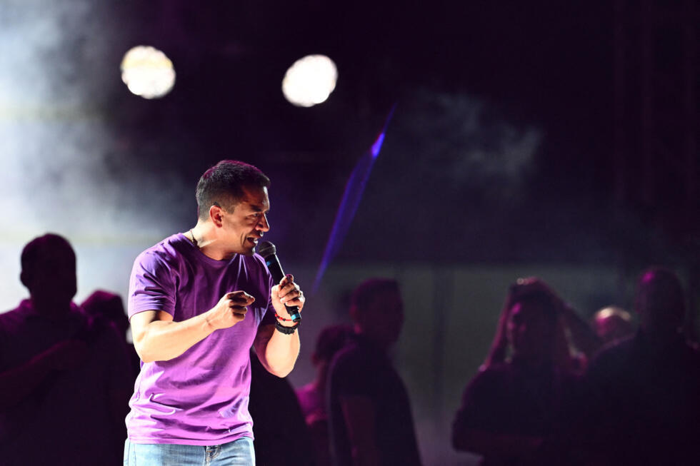 El presidente de Ecuador y candidato presidencial por el partido Acción Democrática Nacional, Daniel Noboa, gesticula mientras habla a sus partidarios durante su mitin final de campaña en Guayaquil, Ecuador, el 10 de abril de 2025. Los dos rivales por la presidencia de Ecuador, el derechista Daniel Noboa y su rival izquierdista Luisa González, celebran sus últimos mítines antes de la reñida segunda vuelta del 13 de abril.