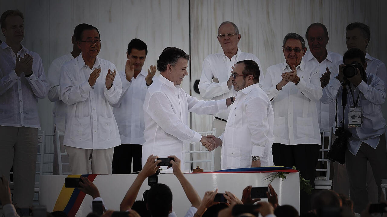 El entonces presidente de Colombia, Juan Manuel Santos (i), y el jefe de las Farc, Rodrigo Londoño alias 'Timochenko', firmaron por primera vez el Acuerdo de Paz el 26 de septiembre de 2020 en Cartagena, Colombia.