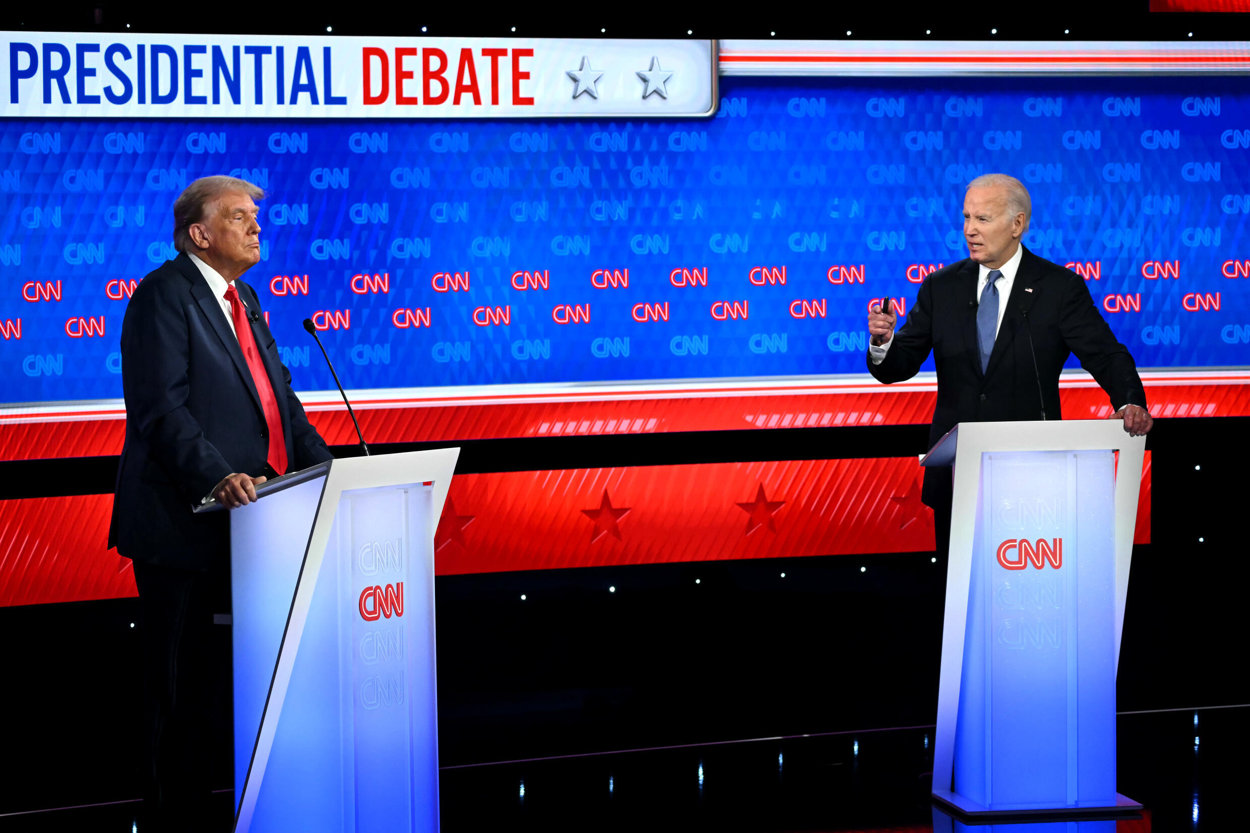 Donald Trump (g) et Joe Biden lors d'un débat sur CNN, le 27 juin 2024 à Atlanta, en Géorgie