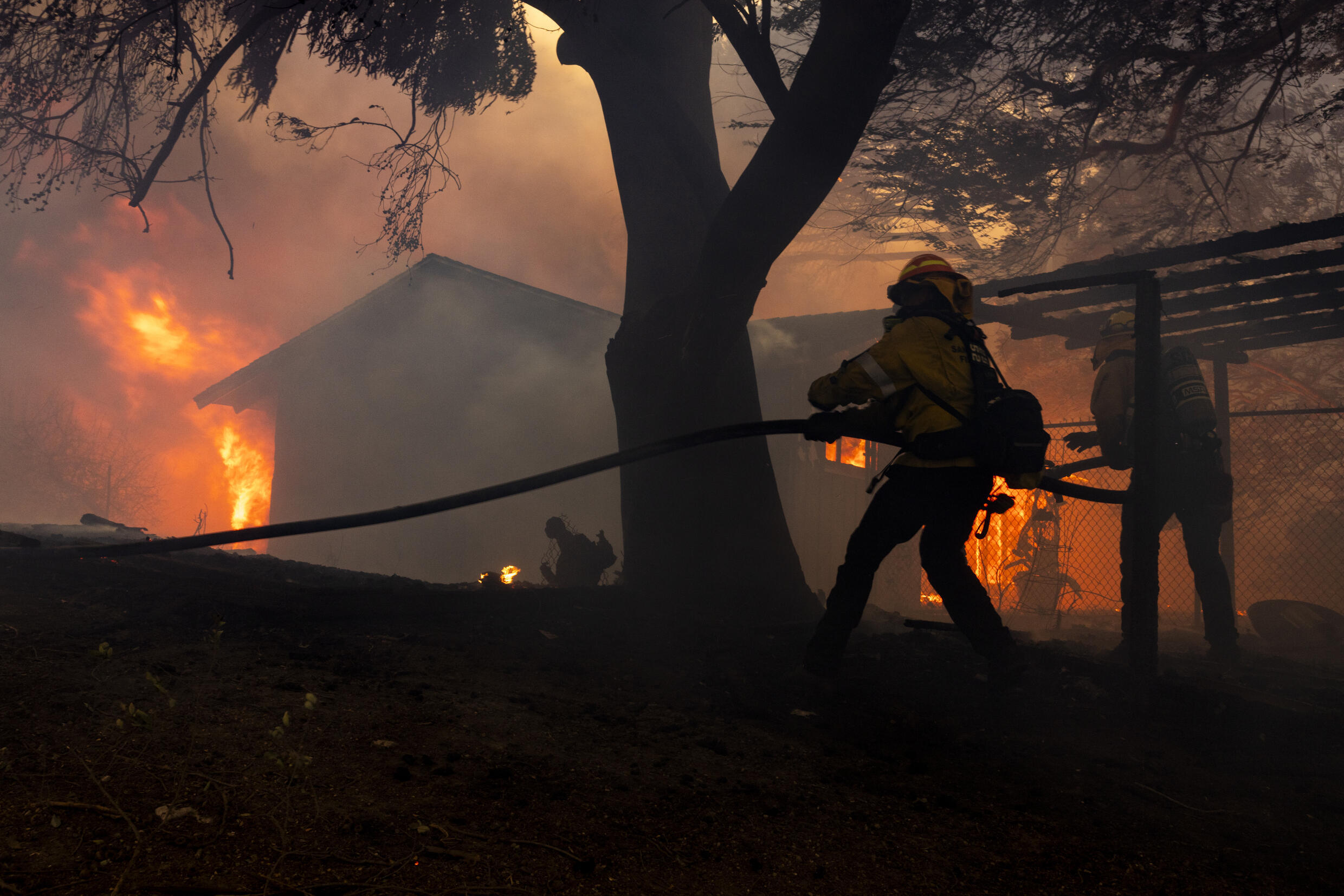 Des pompiers luttent contre les flammes du "Mountain Fire" près de Camarillo, en Californie, mercredi 6 novembre 2024.