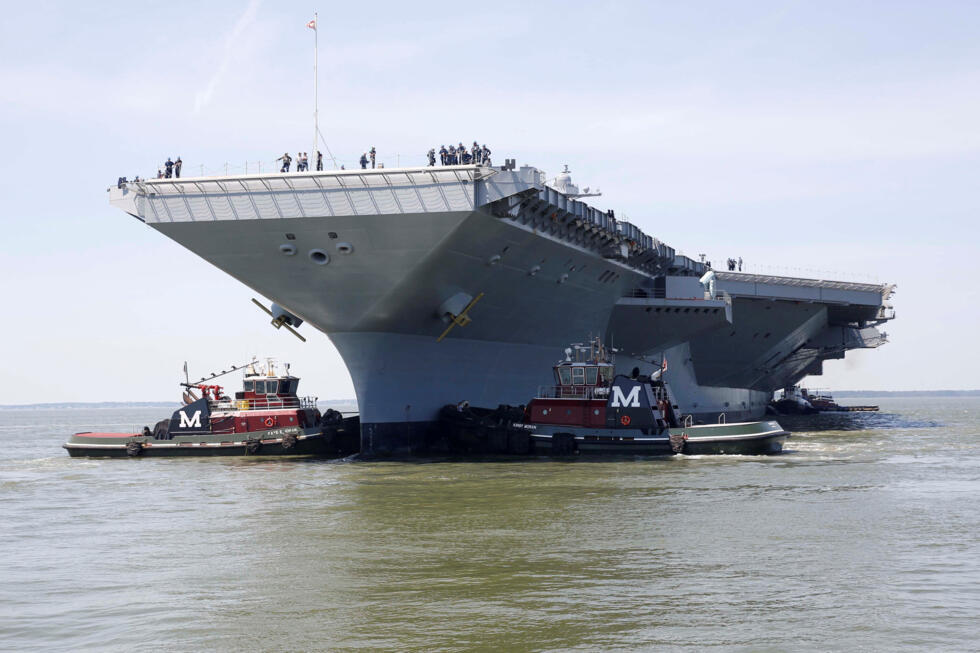 La Unidad de Precomisionamiento Gerald R. Ford (CVN 78) es maniobrada por remolcadores en el río James durante la evolución del portaaviones en Newport News, Virginia, EE. UU., el 11 de junio de 2016. Para coincidir con el Informe Especial USA-TRUMP/CARRIERS Marina de EE. UU./Aprendiz de Marinero Especialista en Comunicación de Masas Gitte.