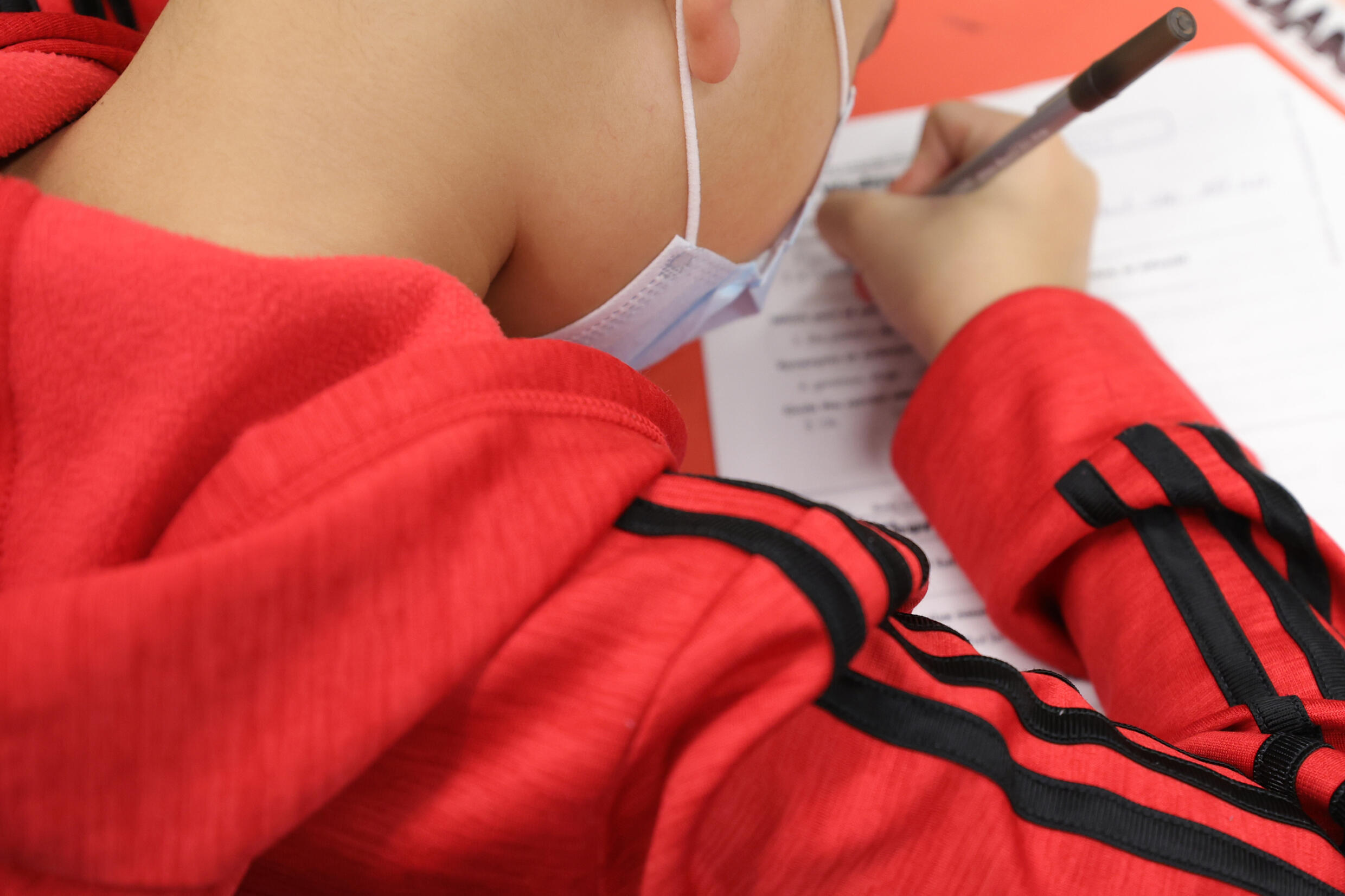Un niño con mascarilla en una escuela de Nueva York, el 5 de enero de 2022