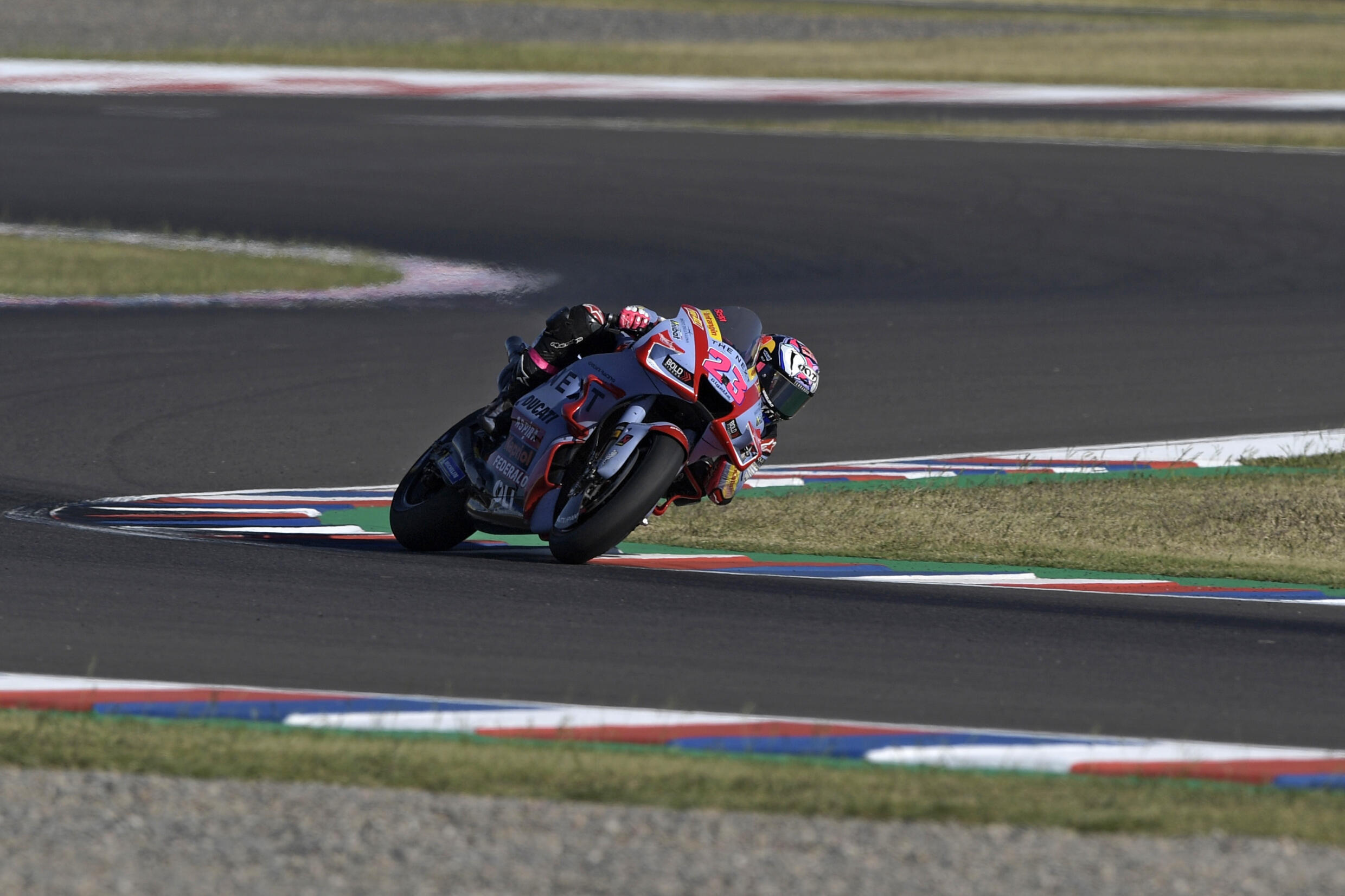 El piloto italiano Enea Bastianini sobre su Ducati durante el entrenamiento del GP de Argentina el 2 de abril de 2022 en el circuito Termas de Rio Hondo