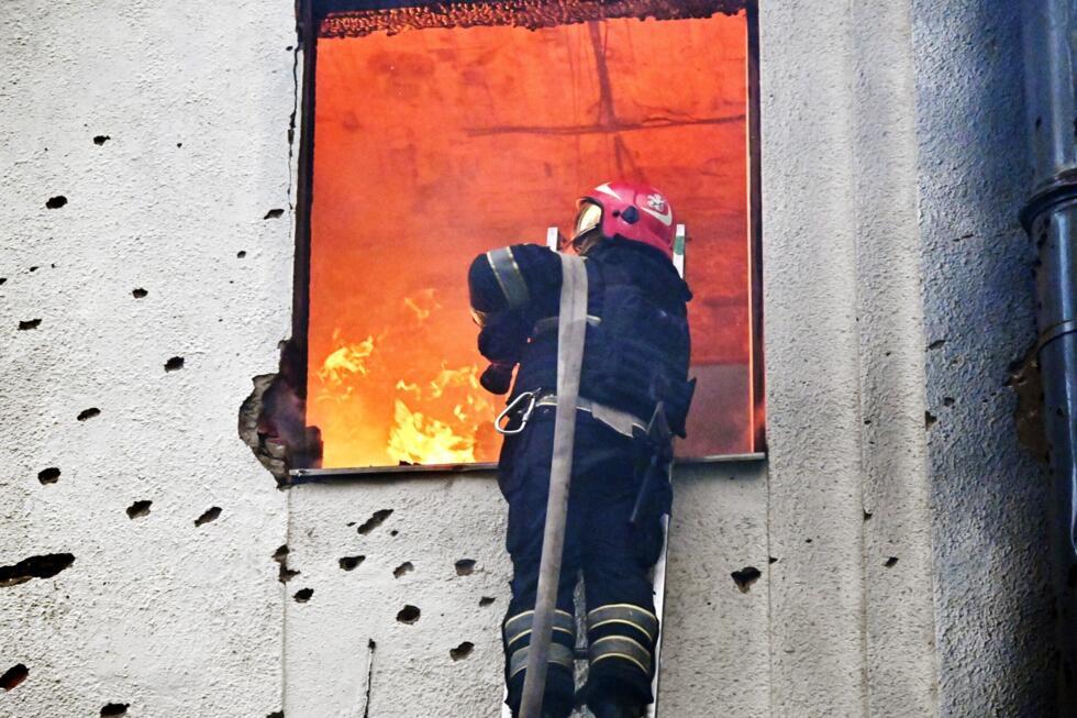 Un pompier combat un incendie à Kharkiv, le 7 juin 2025