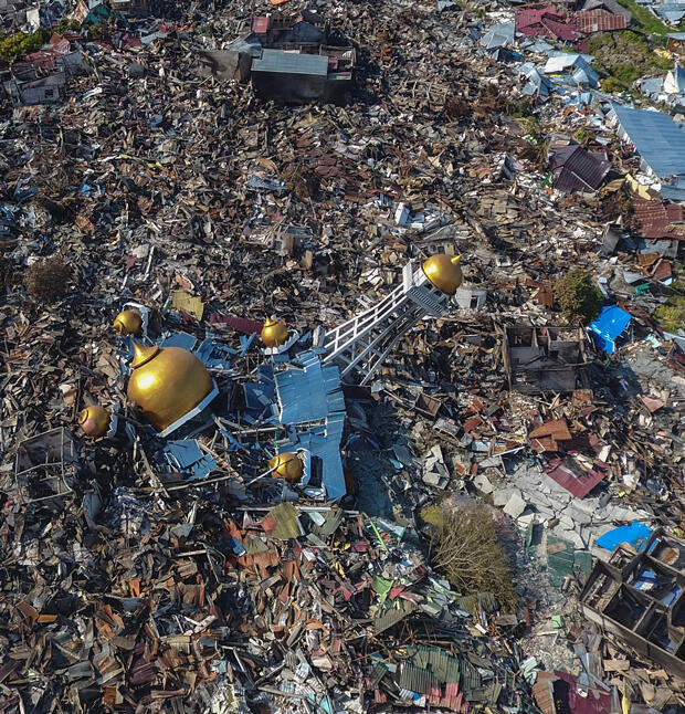 Indonesia realiza entierros masivos tras un tsunami devastador