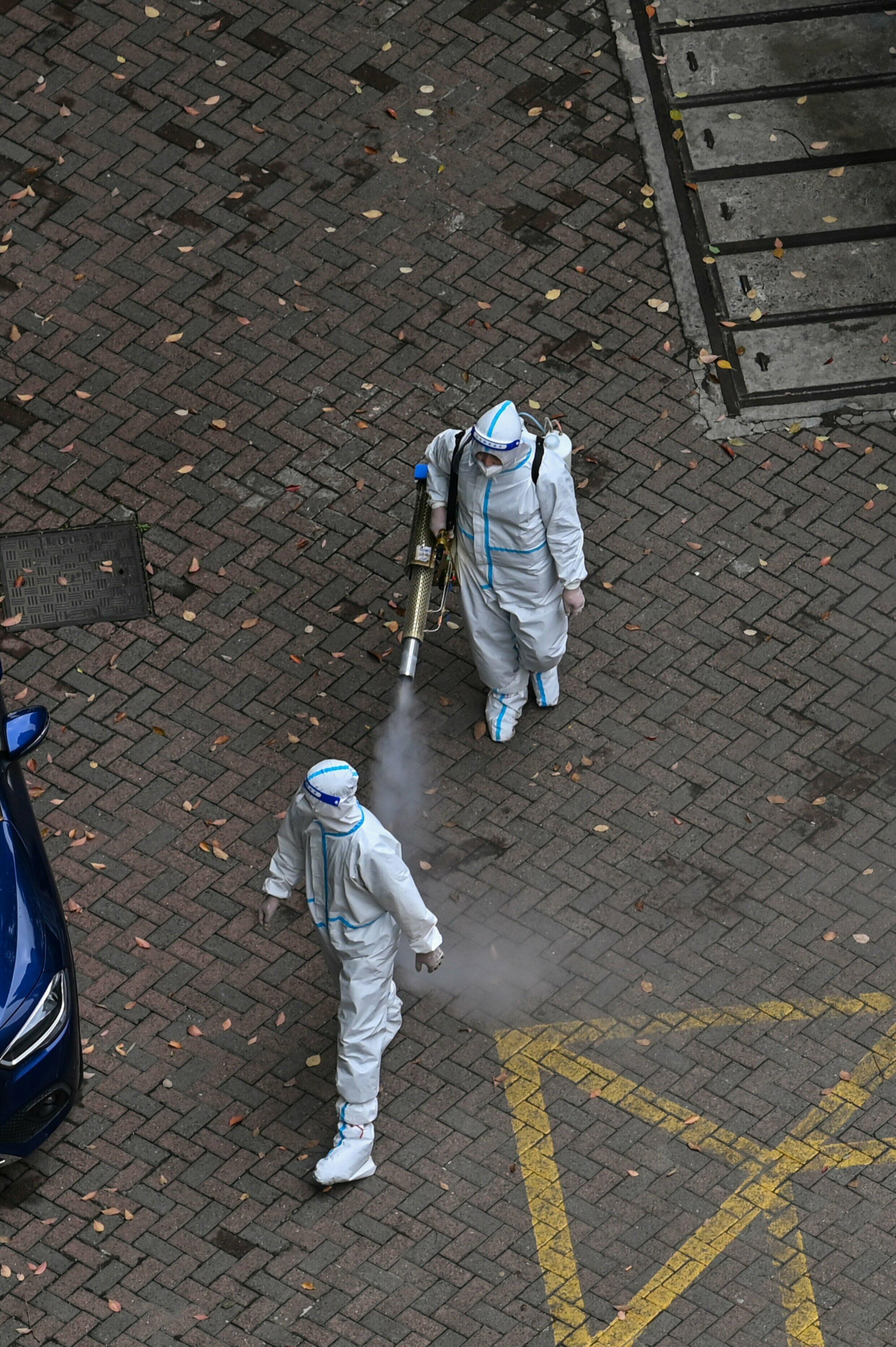 La pulvérisation de désinfectant fait partie de la stratégie chinoise sans Covid qui comprend des arrêts soudains et des tests de masse