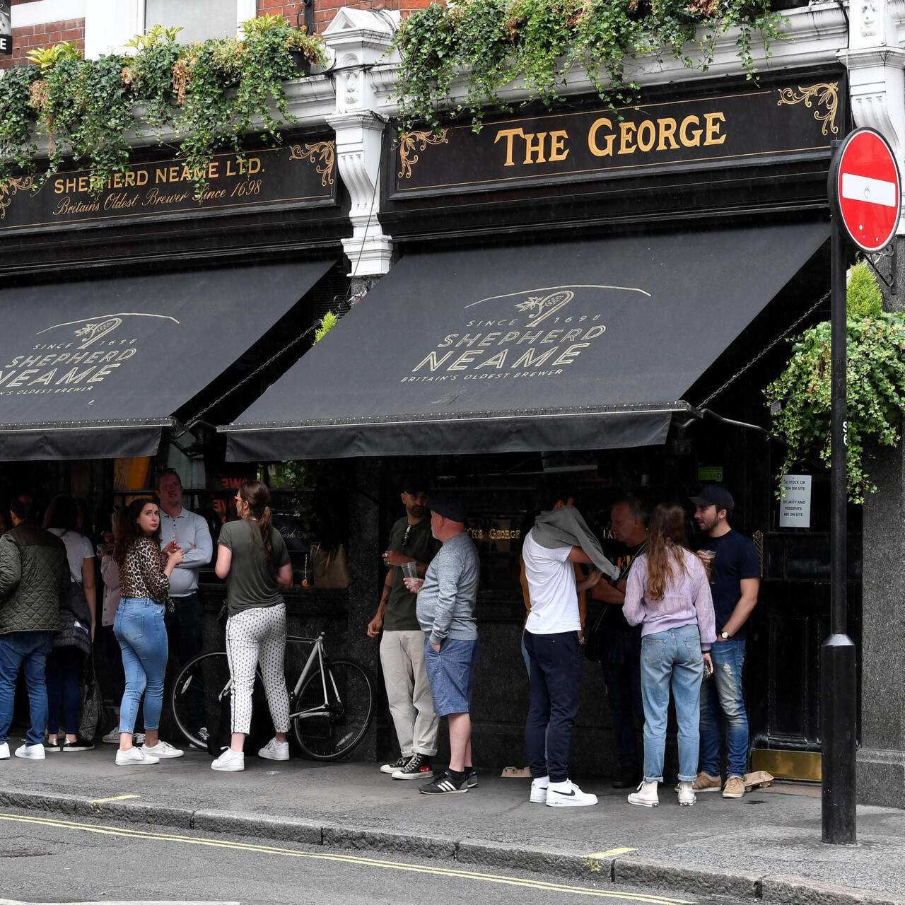 Covid 19 Pubs Restaurants Et Salons De Coiffure Rouvrent En Angleterre