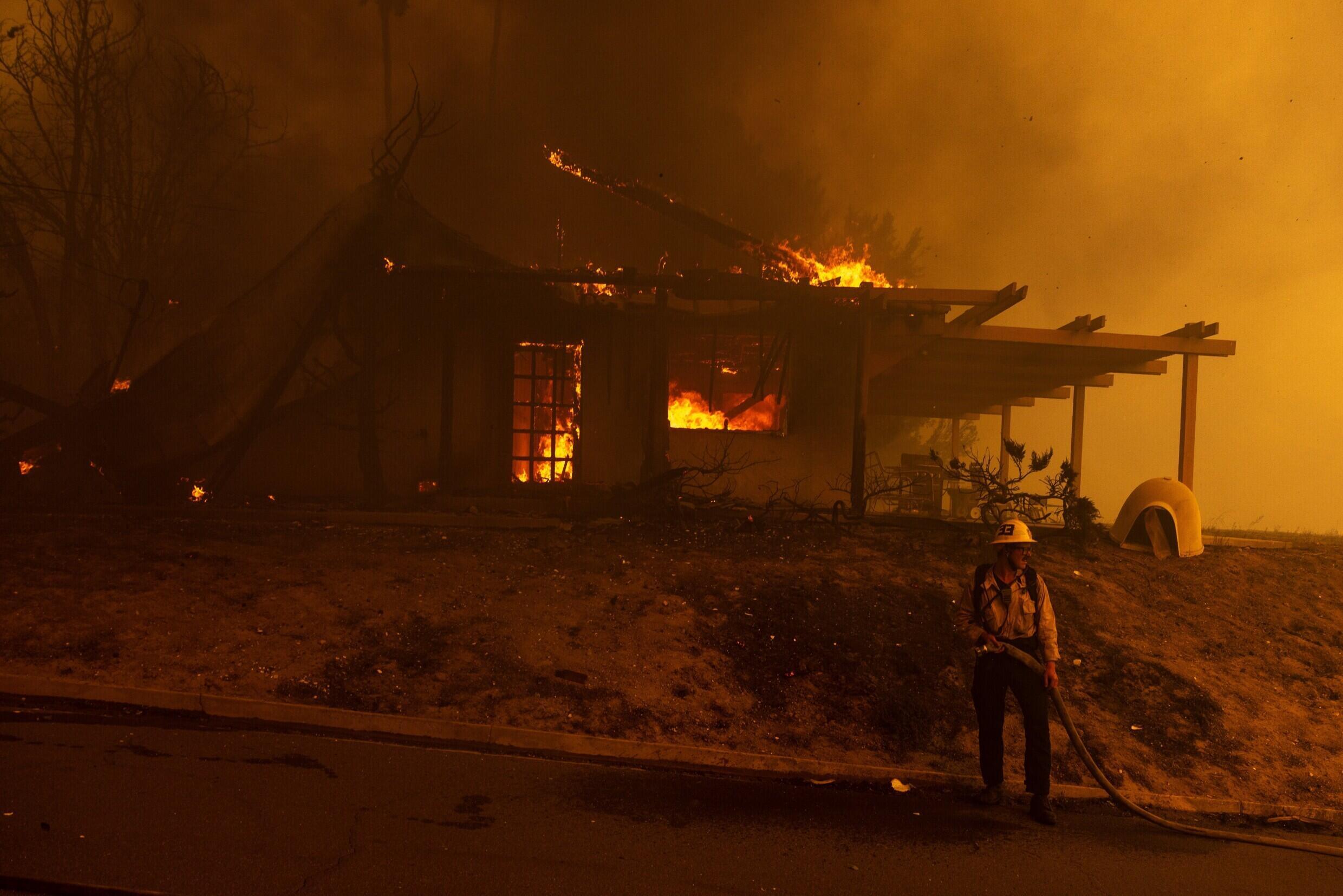 Une maison ravagée par le "Mountain Fire" près de Camarillo, en Californie, mercredi 6 novembre 2024.