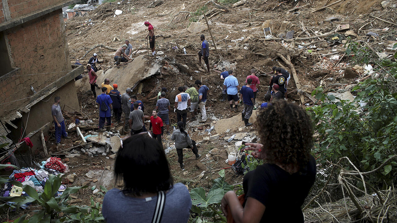 La gente trabaja en el sitio de un deslizamiento de lodo en Morro da Oficina después de las lluvias torrenciales en Petrópolis, Brasil, 17 de febrero de 2022.