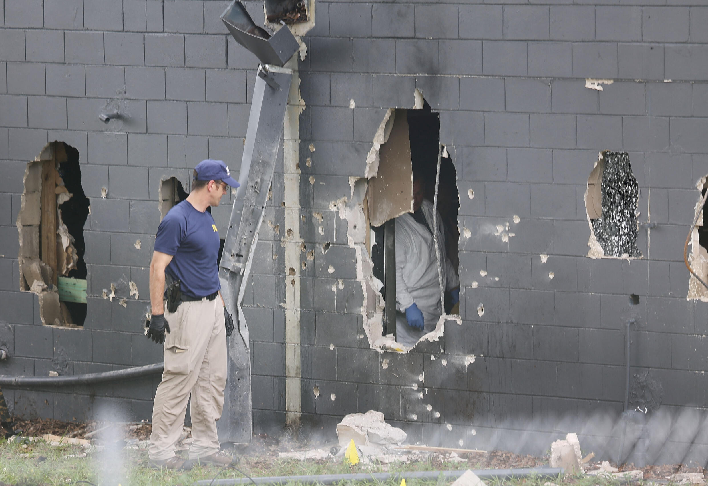 Agentes del FBI investigan un tiroteo en Orlando, Florida el 12 de junio de 2016, luego de que Omar Mateen, ligado al Estado Islámico, disparara indiscriminadamente sobre las 2 a.m. en el club nocturno Pulse, causando la muerte de 49 personas e hiriendo a 53. El tirador fue abatido.