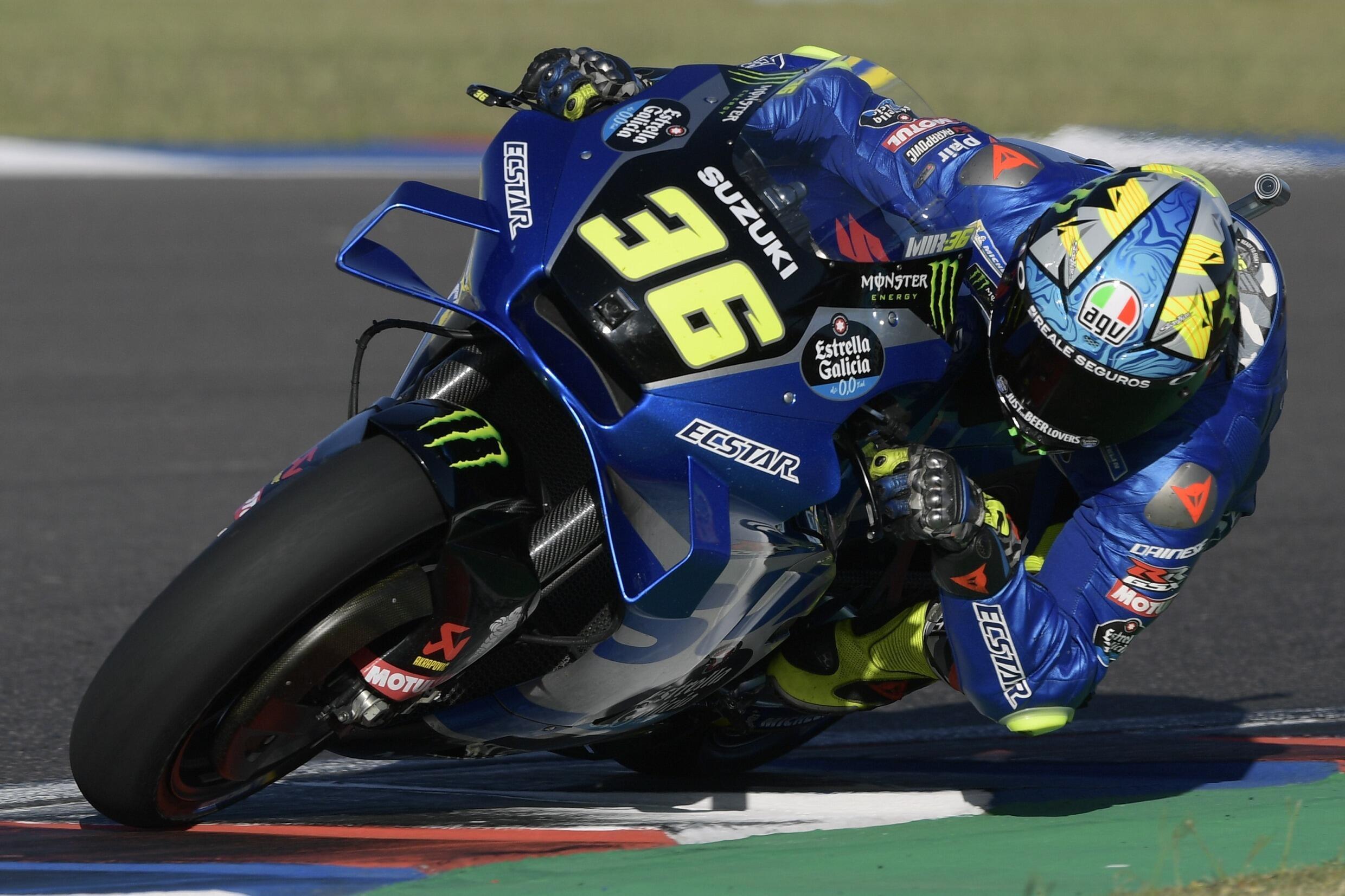 El español Joan Mir en Suzuki GSX-RR durante las pruebas del GP de Argentina en los baños termales de Río Hondo el 2 de abril de 2022