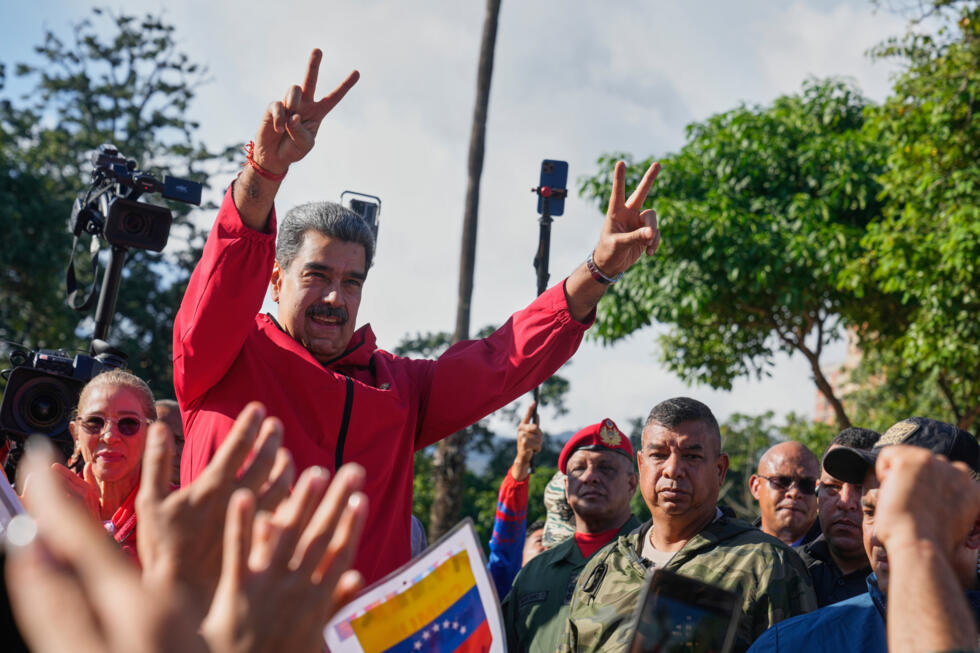 ARCHIVO - El presidente Nicolás Maduro hace el gesto de la victoria durante el Día del Indígena en Caracas, Venezuela, el 12 de octubre de 2025.