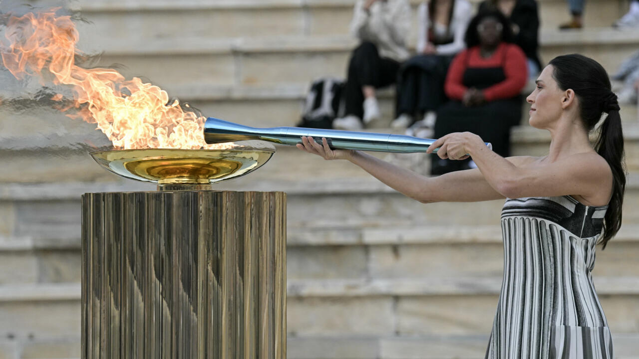 شعلة أولمبياد ميلانو-كورتينا في طريقها إلى إيطاليا