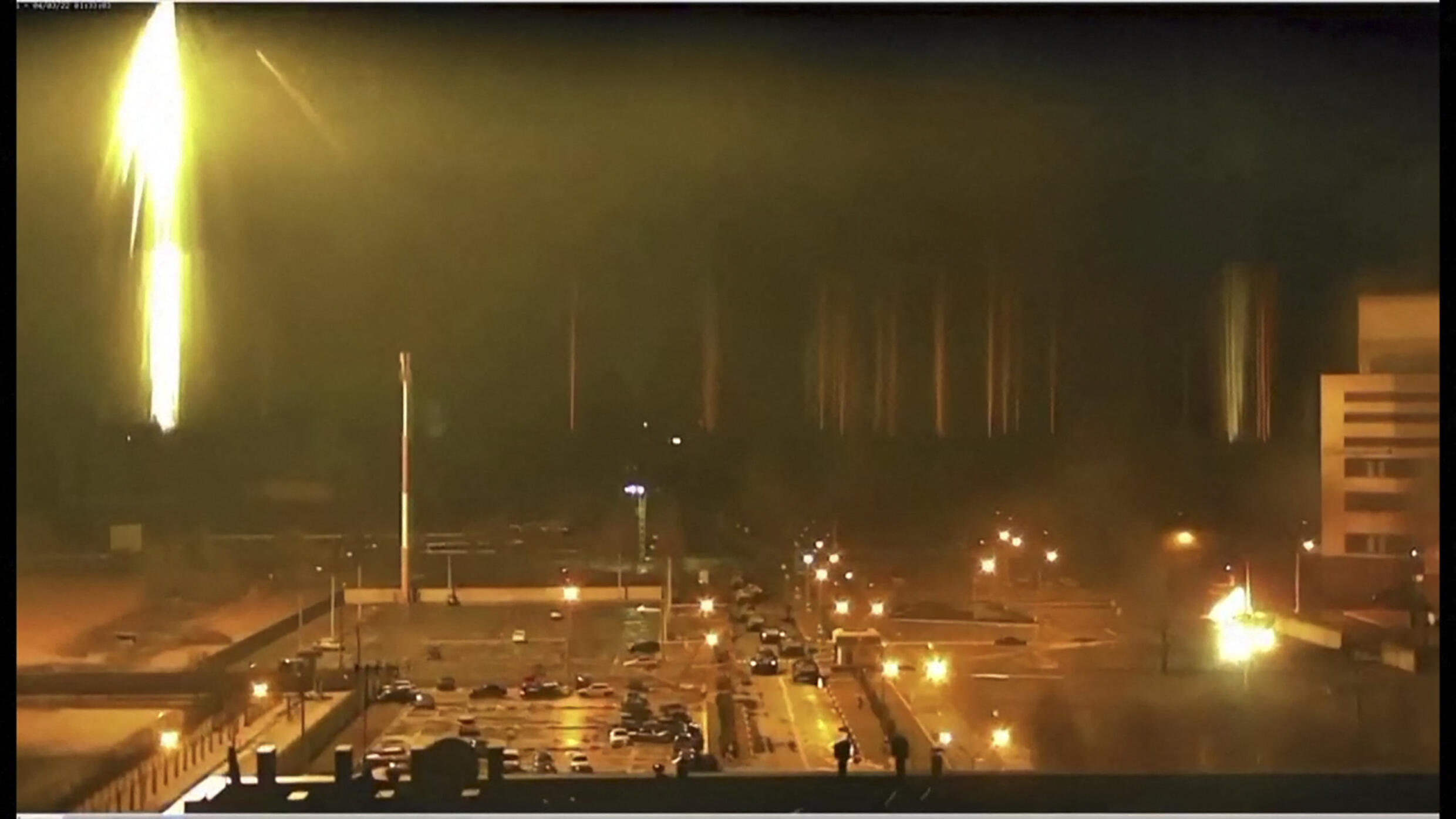 Archivo-Imágenes devideos de vigilancia de la planta de energía nuclear de Zaporizhia, en medio de un ataque con fuego de artillería ruso, el 4 de marzo de 2022.