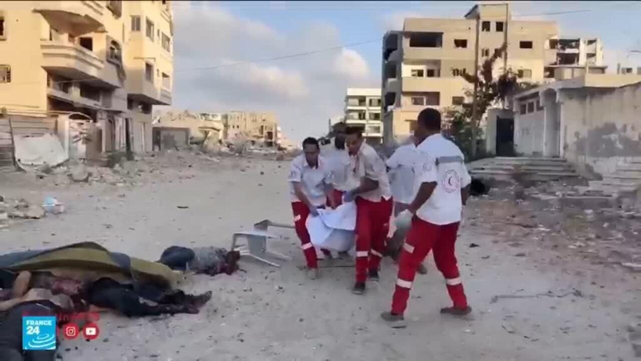 الغزيون يلملمون قتلاهم من الطرقات والباقي ما يزالون تحت الأنقاض بسبب القصف الإسرائيلي