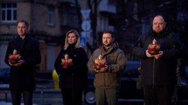 El primer ministro de Bélgica, Alexander De Croo, el presidente de Ucrania, Volodymyr Zelenskiy, su esposa Olena y el presidente del Parlamento, Ruslan Stefanchuk, visitan un monumento a las víctimas del Holodomor durante una ceremonia de conmemoración de la hambruna de 1932-33, en la que murieron millones de personas de hambre, en medio del ataque de Rusia a Ucrania, en Kiev, Ucrania, el 26 de noviembre de 2022.